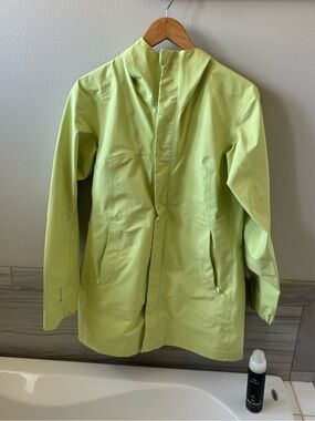 Arc’teryx Codetta Goretex Rain Jacket model # 25645. Comes with detergent